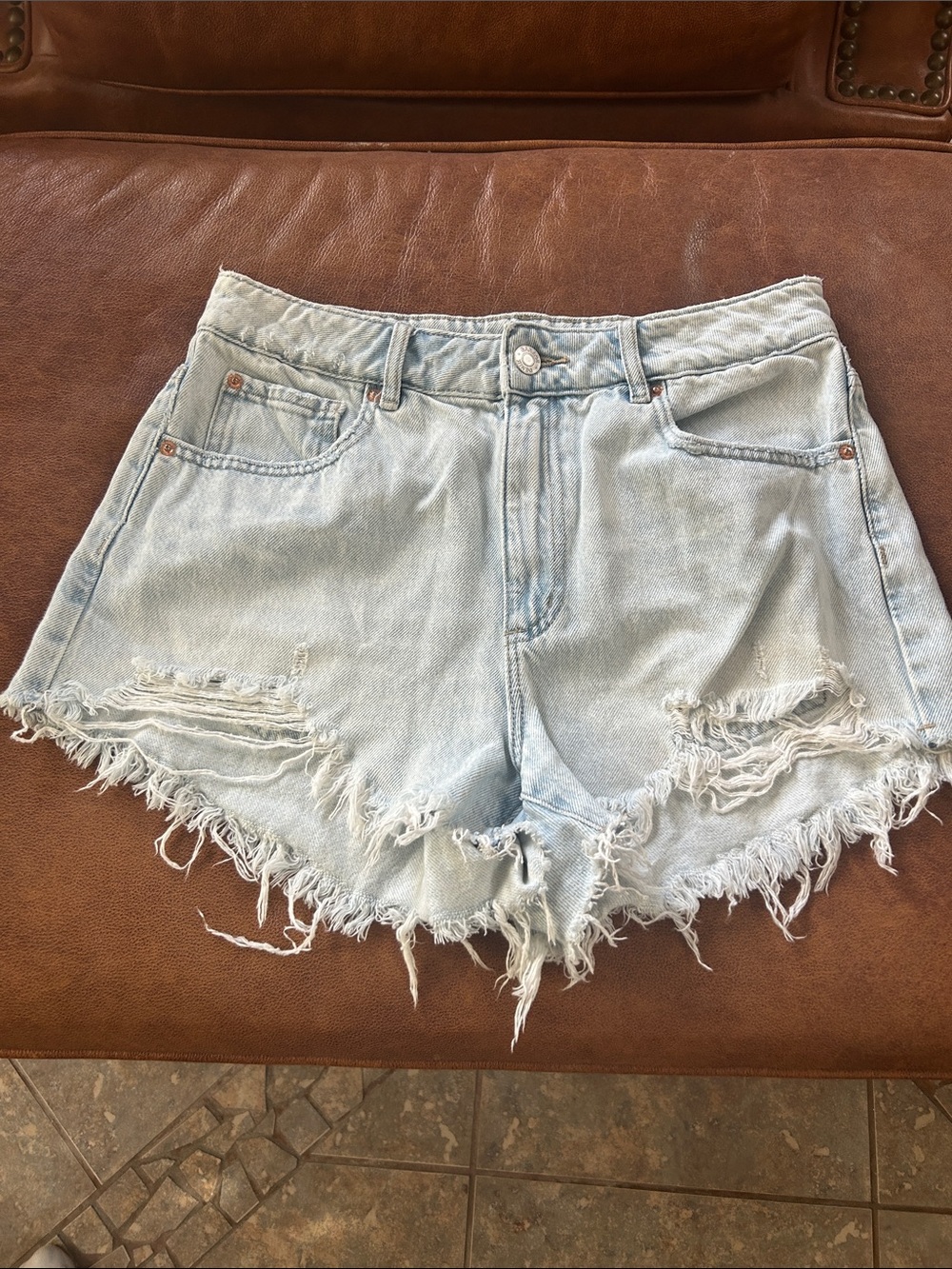 Garage denim Festival feature a high-waisted light blue jean, Size 28/07